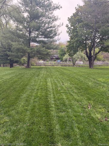 2665 Middlebelt Road, West Bloomfield Charter Township, MI 48324