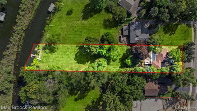2665 Middlebelt Road, West Bloomfield Charter Township, MI 48324