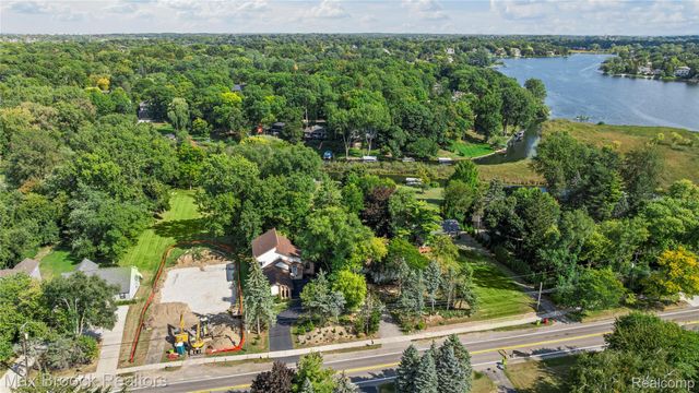 2665 Middlebelt Road, West Bloomfield Charter Township, MI 48324