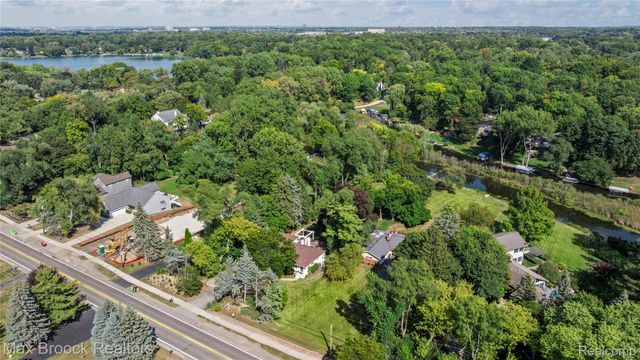2665 Middlebelt Road, West Bloomfield Charter Township, MI 48324