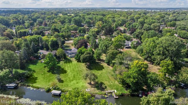 2665 Middlebelt Road, West Bloomfield Charter Township, MI 48324