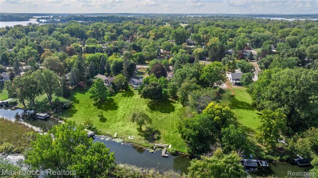 2665 Middlebelt Road, West Bloomfield Charter Township, MI 48324