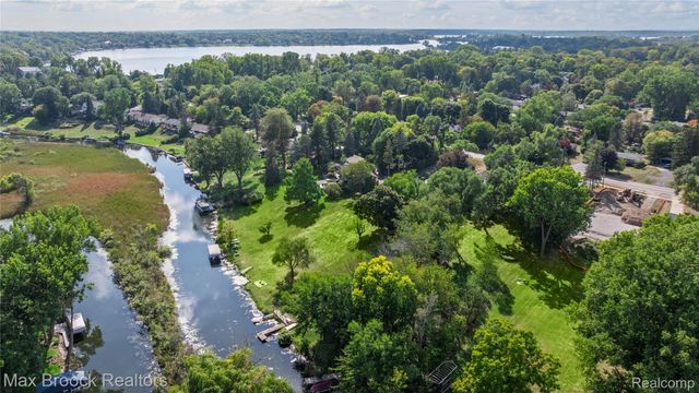 2665 Middlebelt Road, West Bloomfield Charter Township, MI 48324