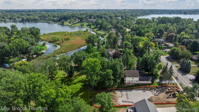 2665 Middlebelt Road, West Bloomfield Charter Township, MI 48324