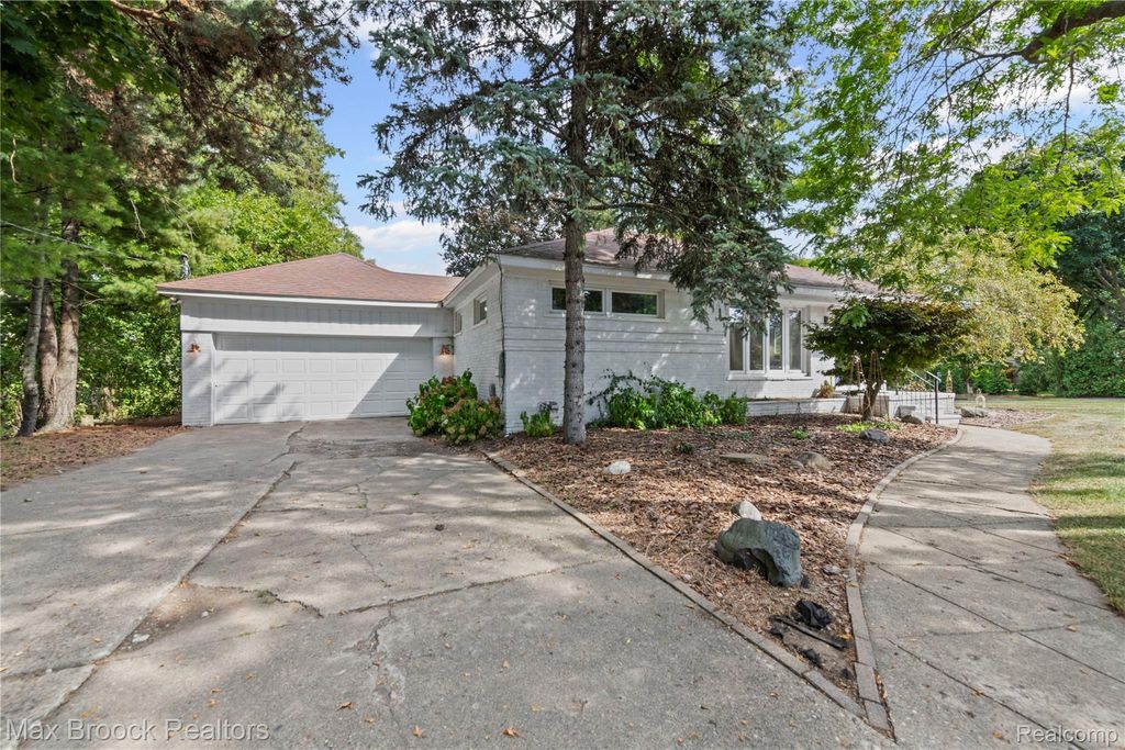 2665 Middlebelt Road, West Bloomfield Charter Township, MI 48324