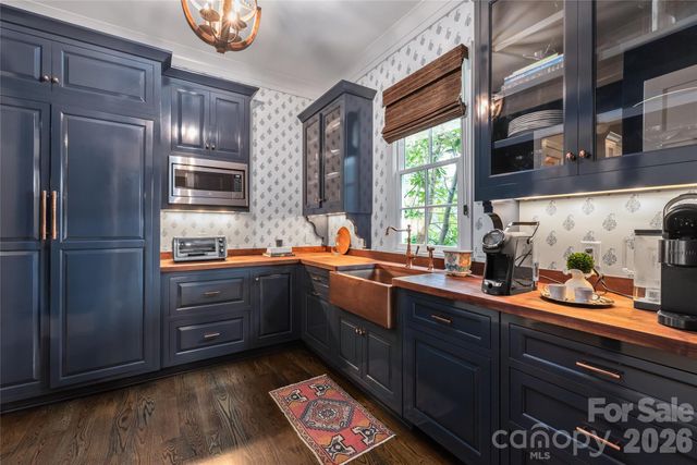 2800 Wintergreen Drive, Charlotte, NC 28211