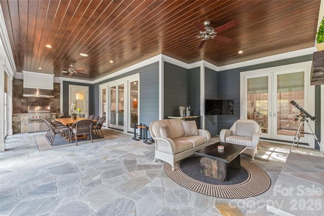 2800 Wintergreen Drive, Charlotte, NC 28211