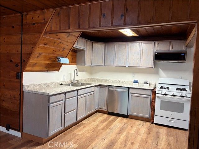 320 Sky View Lane, Crestline, CA 92325