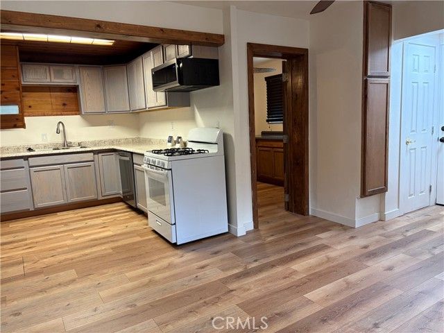 320 Sky View Lane, Crestline, CA 92325