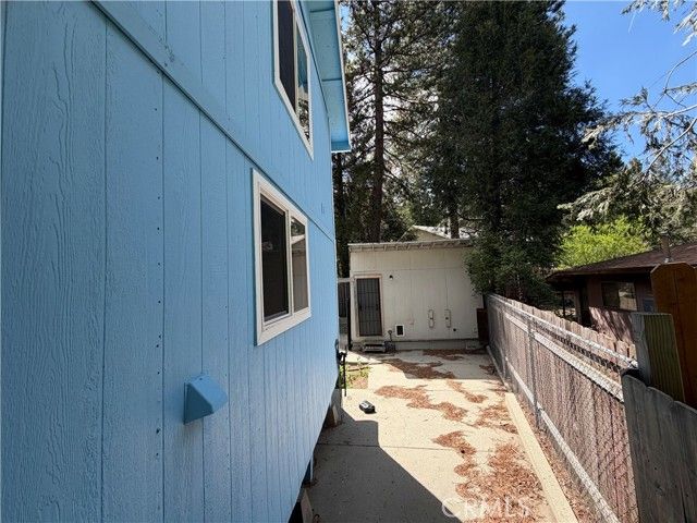320 Sky View Lane, Crestline, CA 92325