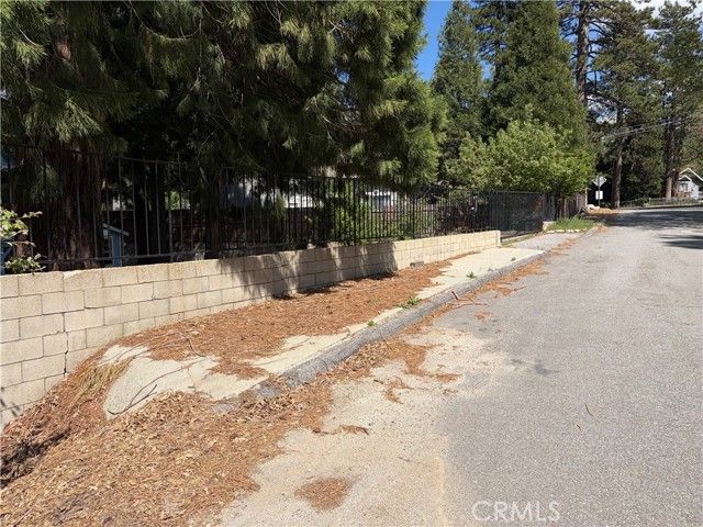 320 Sky View Lane, Crestline, CA 92325