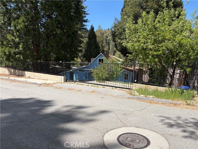 320 Sky View Lane, Crestline, CA 92325