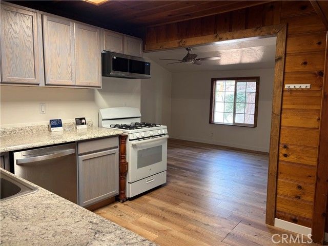 320 Sky View Lane, Crestline, CA 92325