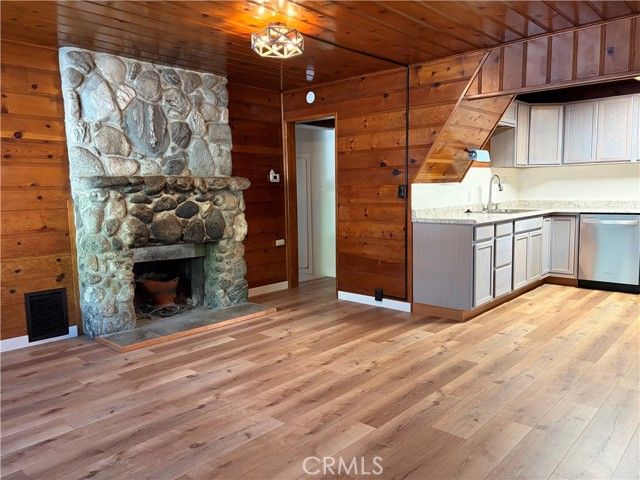 320 Sky View Lane, Crestline, CA 92325