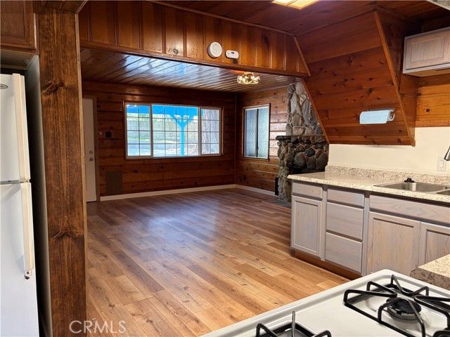 320 Sky View Lane, Crestline, CA 92325