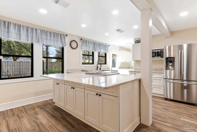 103 Highpoint Dr, Gulf Breeze, FL 32561