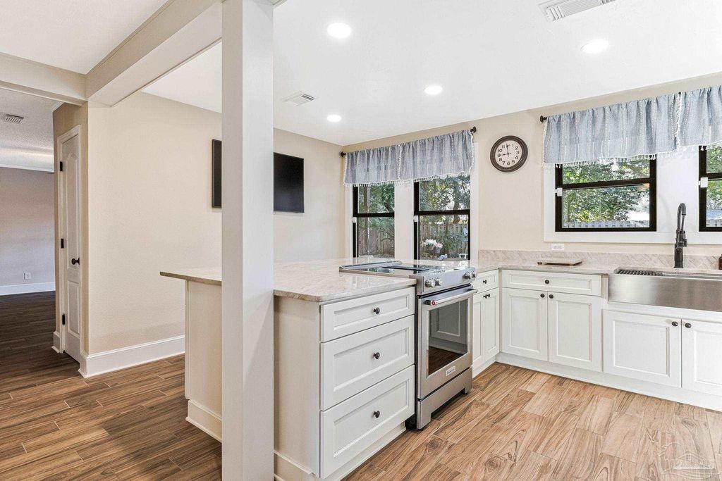 103 Highpoint Dr, Gulf Breeze, FL 32561