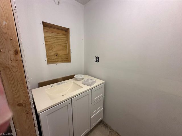 140 E Carroll Avenue, Denton, NC 27239
