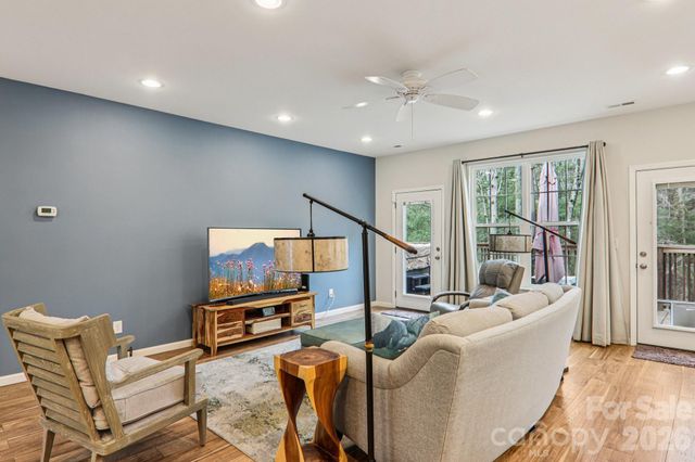 29 Saddle Top Road, Flat Rock, NC 28731