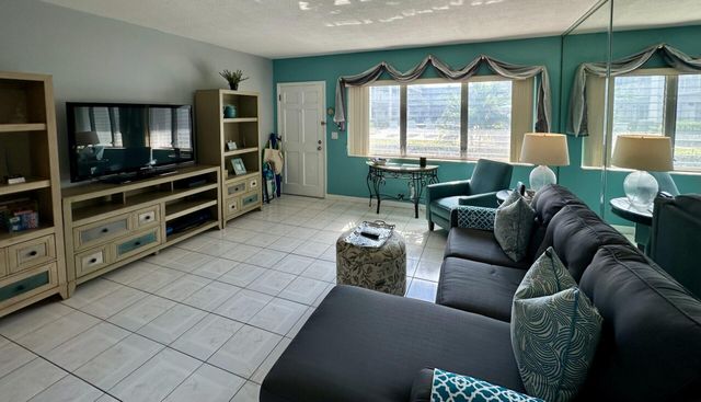 1001 NE 8th Avenue 102, Delray Beach, FL 33483