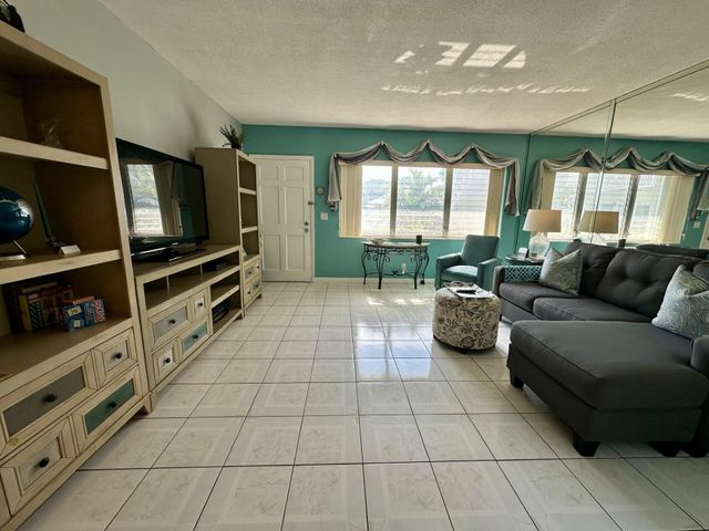 1001 NE 8th Avenue 102, Delray Beach, FL 33483