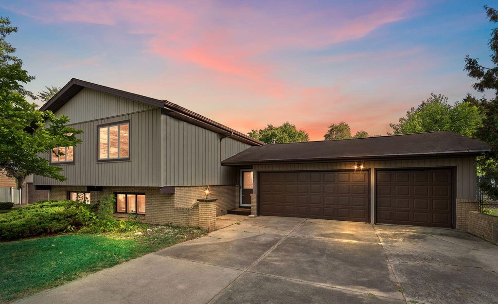 2411 Canterbury Place, Schererville, IN 46375