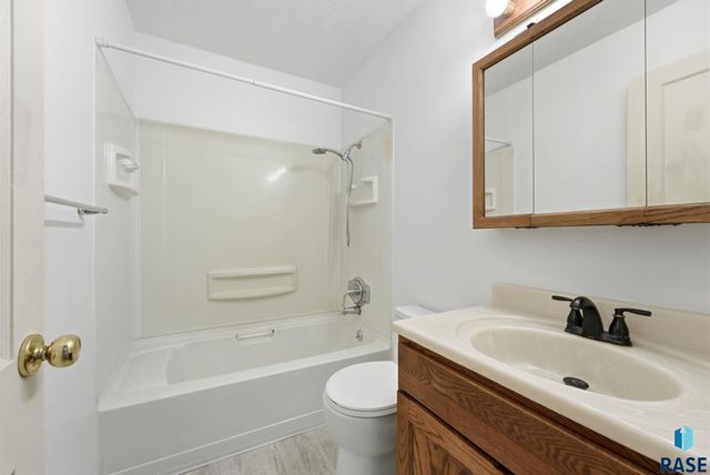 1632 Frederick Dr Drive, Sioux Falls, SD 57105