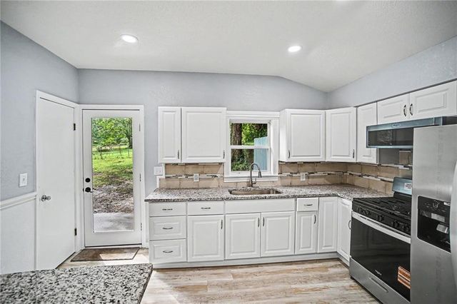807 E Gudgell Avenue, Independence, MO 64055