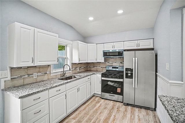 807 E Gudgell Avenue, Independence, MO 64055