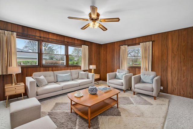 102 W Elaine Circle, Prospect Heights, IL 60070