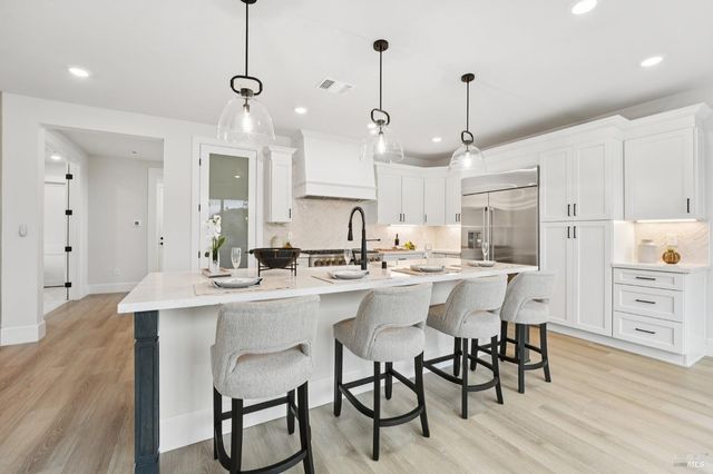 5663 Crystal Dr, Santa Rosa, CA 95404