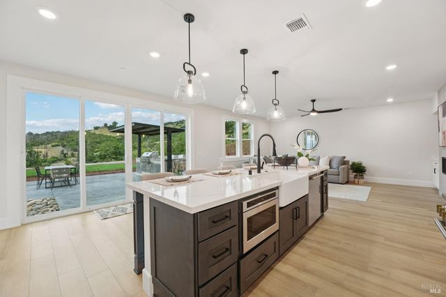 5663 Crystal Dr, Santa Rosa, CA 95404