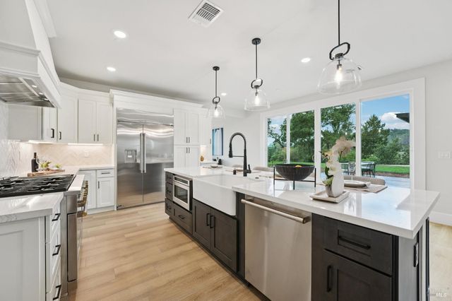 5663 Crystal Dr, Santa Rosa, CA 95404