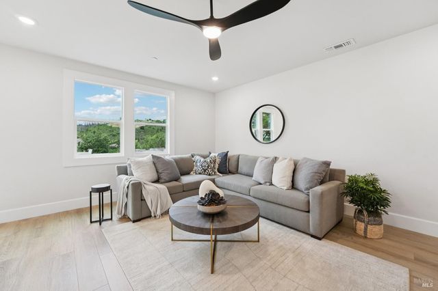 5663 Crystal Dr, Santa Rosa, CA 95404