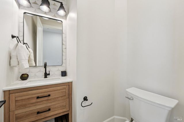 5663 Crystal Dr, Santa Rosa, CA 95404