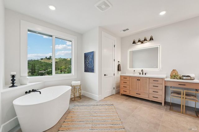 5663 Crystal Dr, Santa Rosa, CA 95404