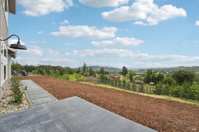 5663 Crystal Dr, Santa Rosa, CA 95404