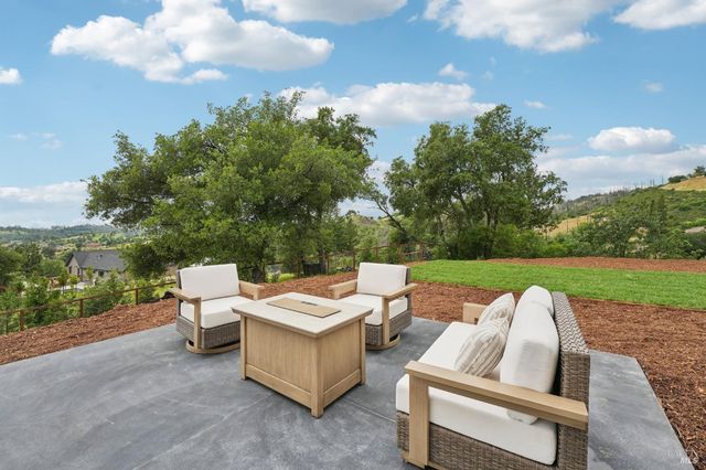 5663 Crystal Dr, Santa Rosa, CA 95404