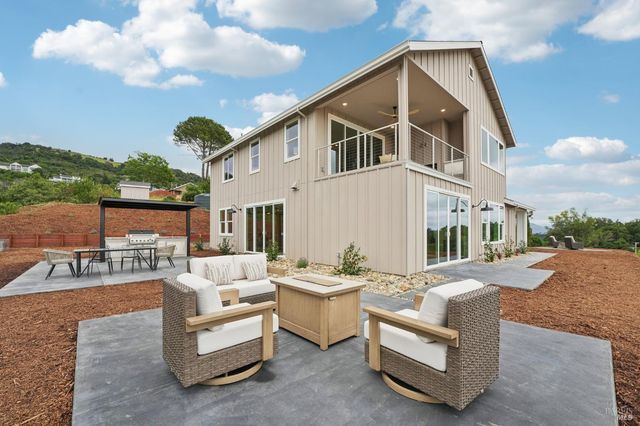 5663 Crystal Dr, Santa Rosa, CA 95404