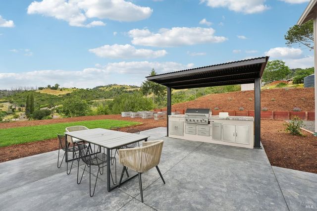 5663 Crystal Dr, Santa Rosa, CA 95404