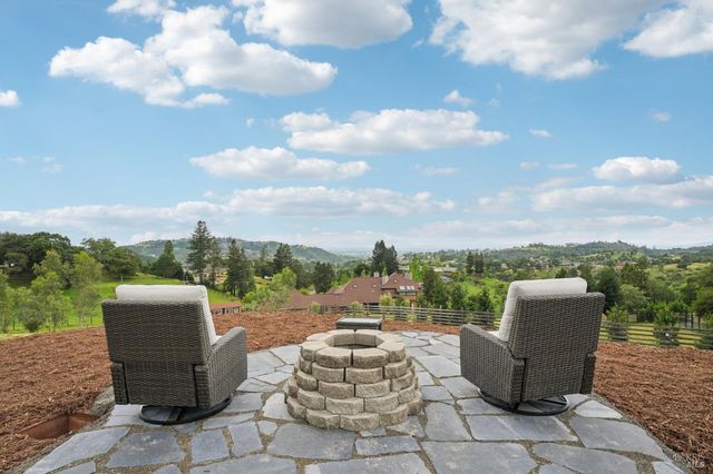 5663 Crystal Dr, Santa Rosa, CA 95404