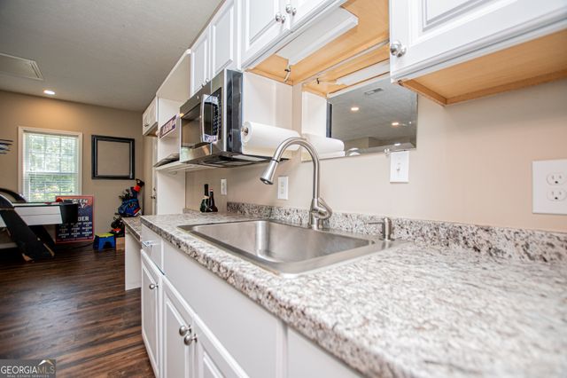 8590 Kencrest Drive, Winston, GA 30187