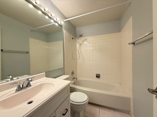 941 Yosemite Trail C7, Roselle, IL 60172