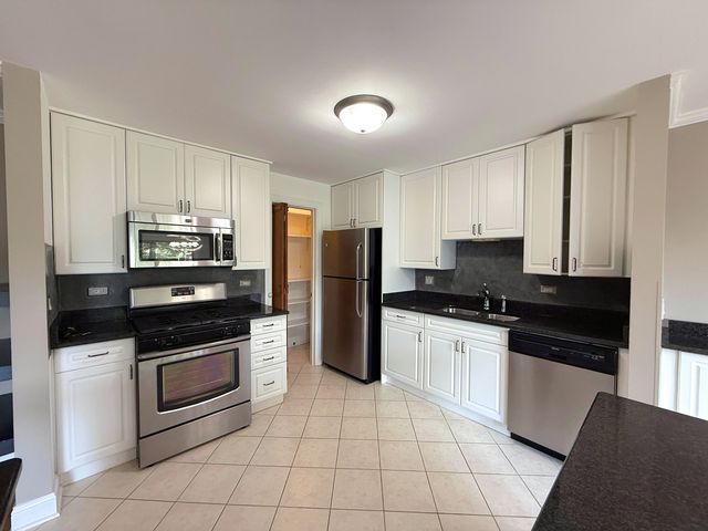941 Yosemite Trail C7, Roselle, IL 60172