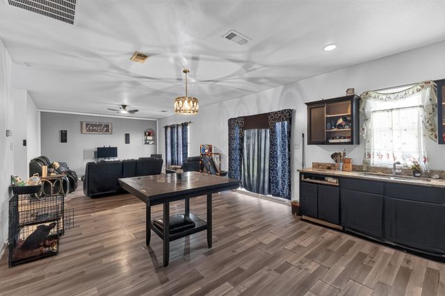 432 Glen Meadow Drive, Glenn Heights, TX 75154