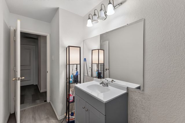 432 Glen Meadow Drive, Glenn Heights, TX 75154