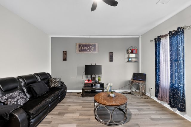 432 Glen Meadow Drive, Glenn Heights, TX 75154
