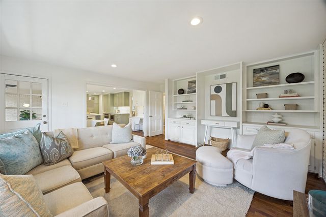 7142 Lakehurst Avenue, Dallas, TX 75230