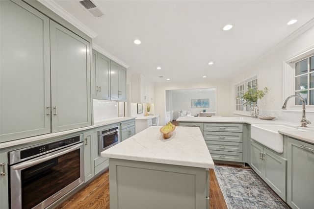 7142 Lakehurst Avenue, Dallas, TX 75230