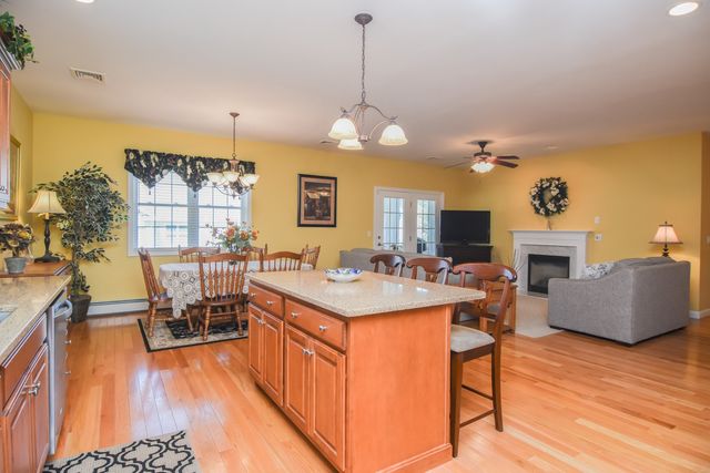 5 Village Ln 5, Methuen, MA 01844